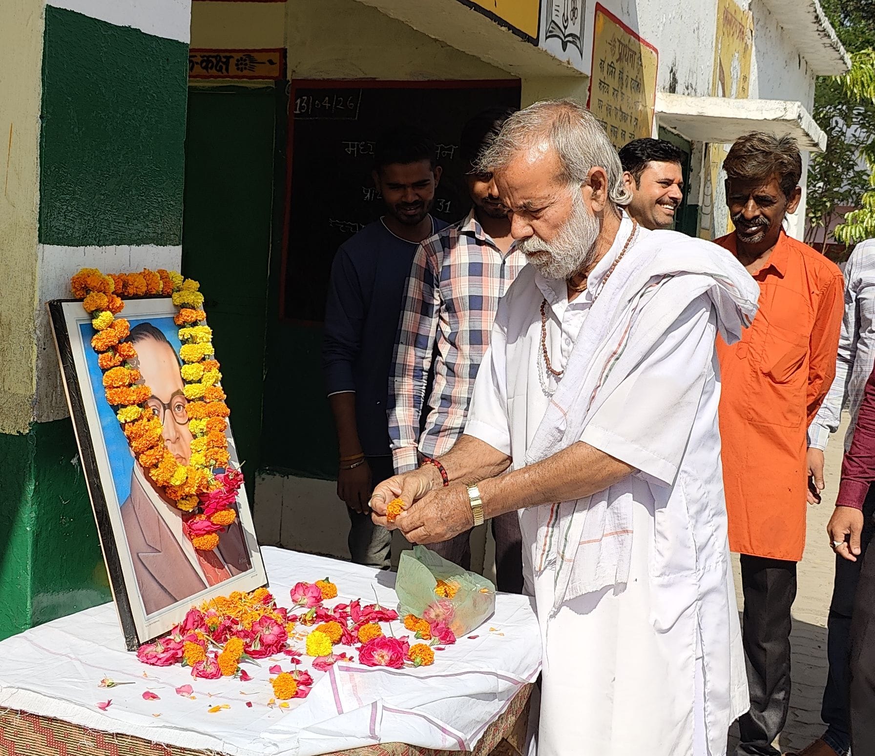 माल, नगराम, निगोहां में बाबा साहब की प्रतिमा पर माल्यार्पण कर दी गई श्रद्धांजलि।   