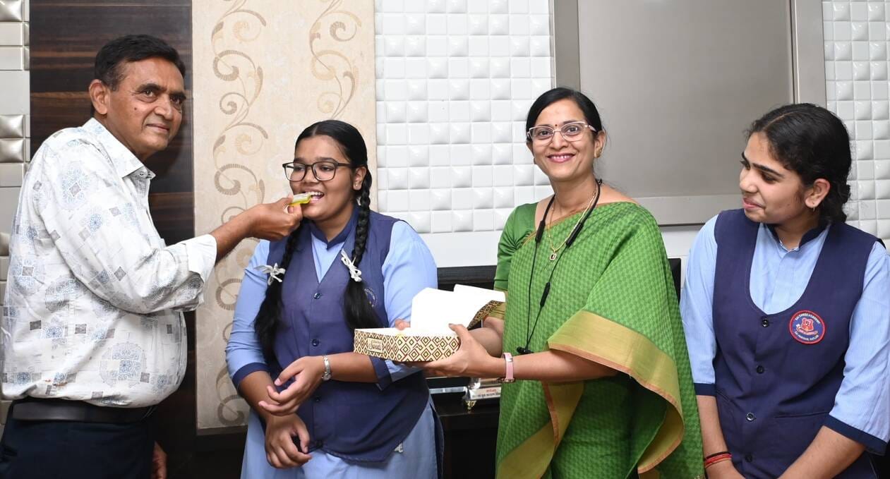 मेरिट में स्थान बनाने वाली छात्रा सरस्वती खारोल का स्वागत कर खुशी का इजहार करते हुए शासकीय उच्च