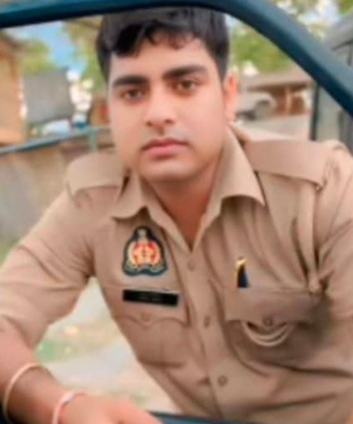 मृतक सिपाही और विलाप करते परिजन