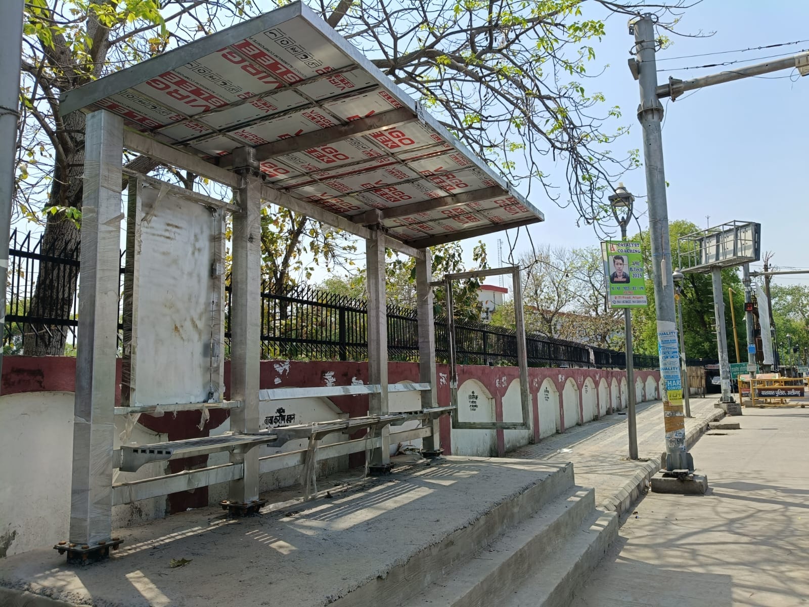 नौ देवी मंदिर बस स्टॉप, जहां नो वेंडिंग जोन है। लेकिन यहीं पर वेंडर जम गए हैं। स्रोत अमर उजाला