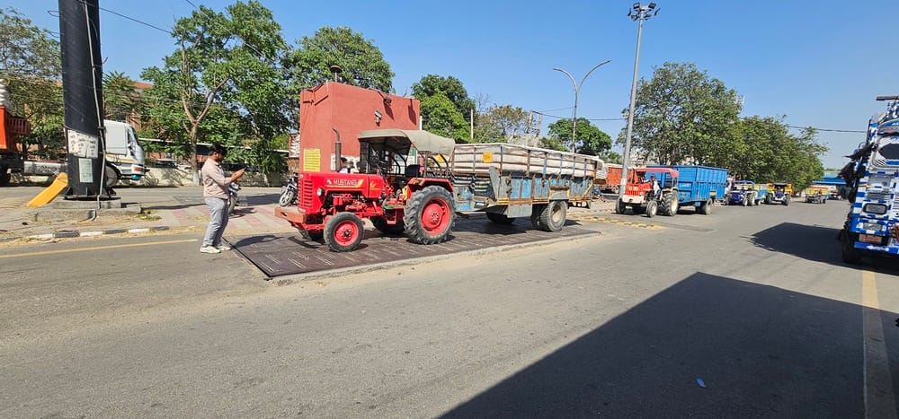 नई अनाज मंडी में गेहूं की नमी चैंक करते डीसी डा.आनंद कुमार शर्मा। सूचना विभाग नई अनाज मंडी में गेहूं की नमी चैंक करते डीसी डा.आनंद कुमार शर्मा। सूचना विभाग