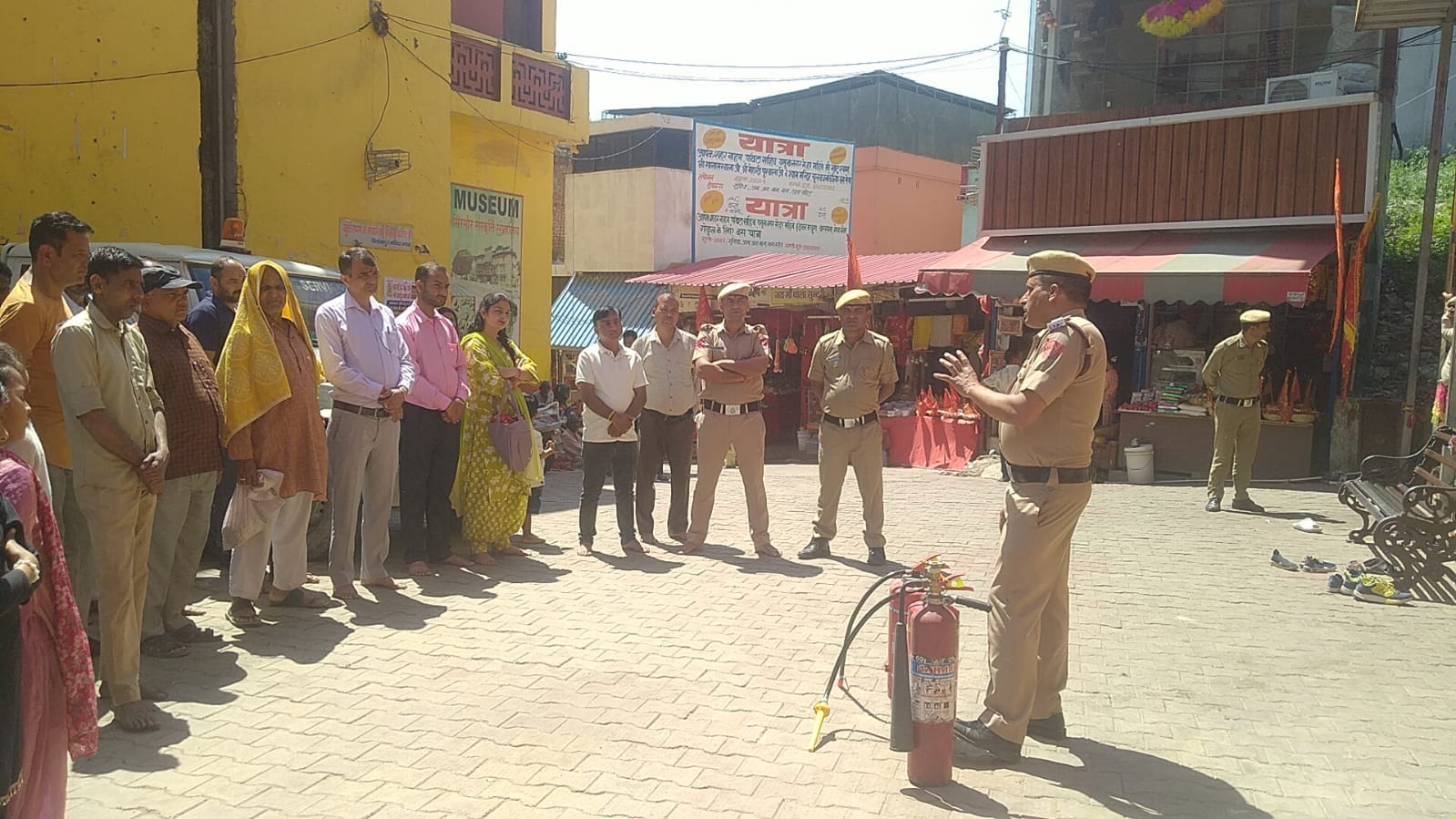 औद्योगिक क्षेत्र कालाअंब में सफाई करते सफाई स्वयं सेवक। संवाद औद्योगिक क्षेत्र कालाअंब में सफाई करते सफाई स्वयं सेवक। संवाद