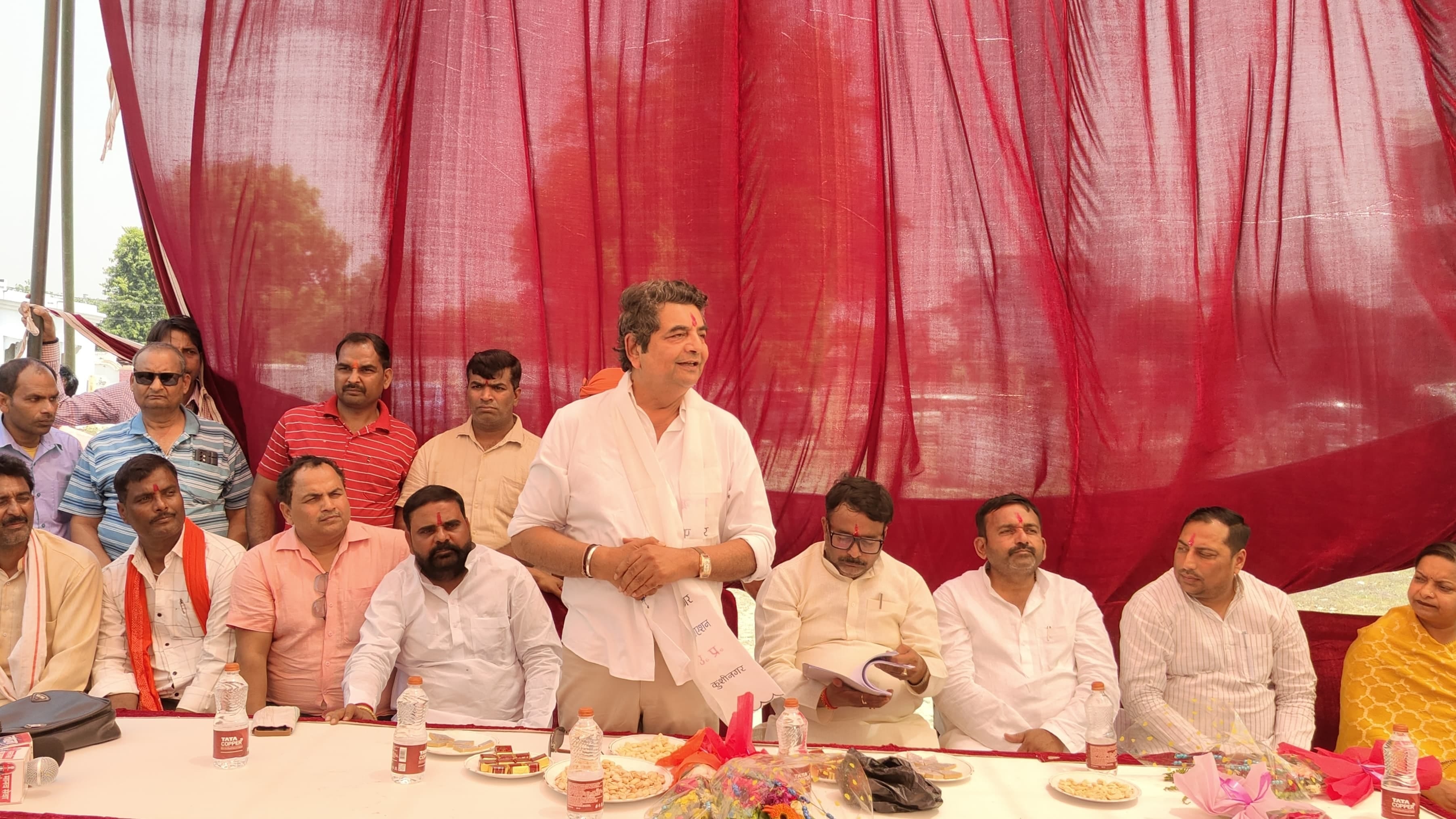 पडरौना शहर के रामधाम पोखरा स्थित पुल का शिलान्यास करते राज्यसभा सांसद आरपीएन सिंह, सदर विधायक म