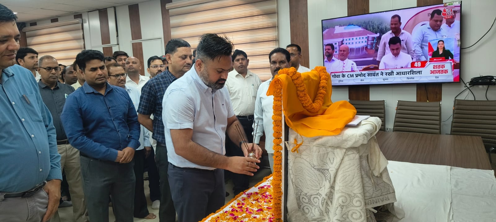 पडरौना शहर में डां. भिमराव आम्बेडकर चित्र पर पुष्प चढाकर श्रद्धा सुमन अर्पित करते राज्य सभा संस