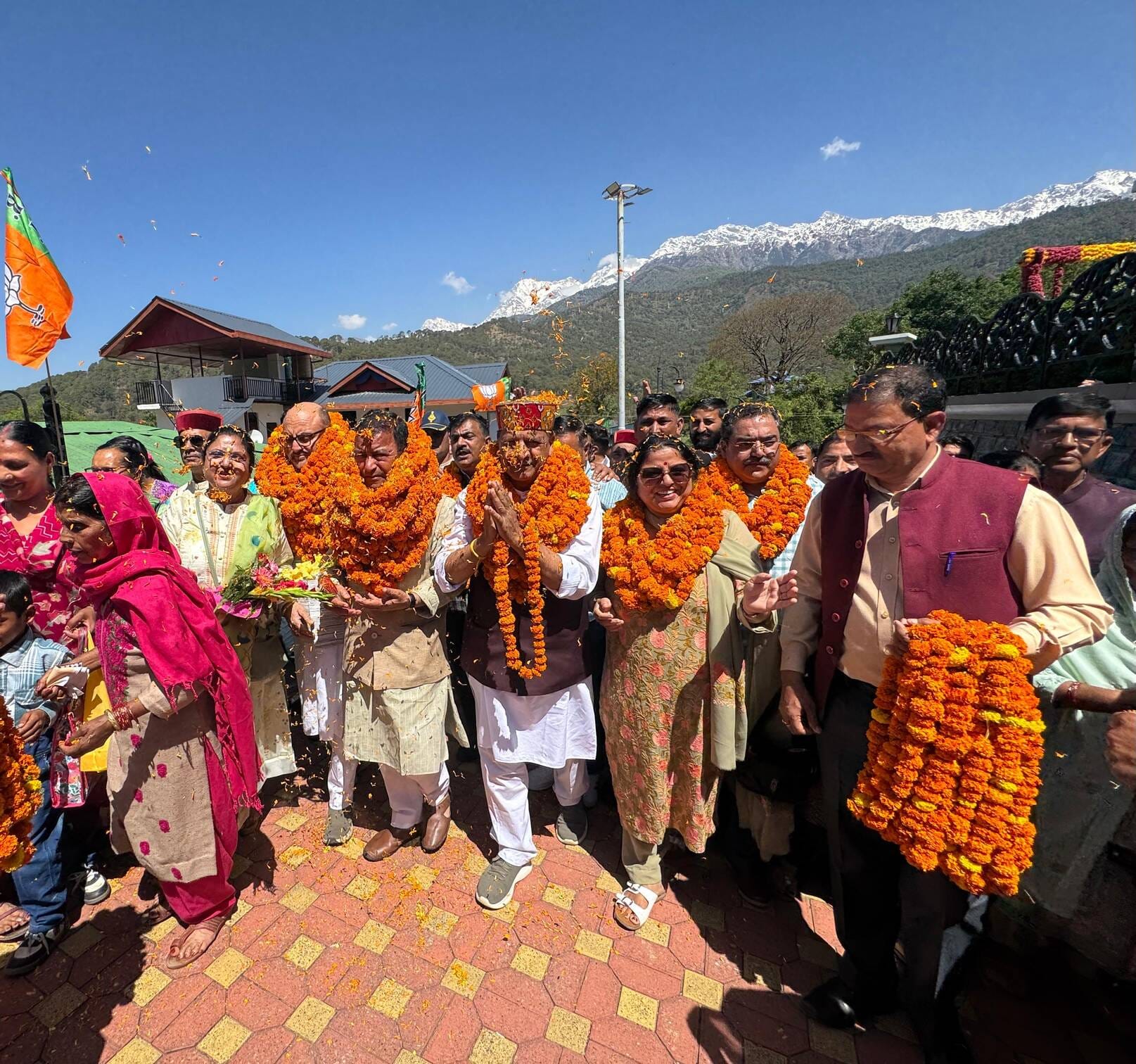 पालमपुर के बिंद्राबन में भाजपा कार्यक्रम में राजीव बिंदल का स्वागत करते हुए त्रिलोक कपूर व अन्य पालमपुर के बिंद्राबन में भाजपा कार्यक्रम में राजीव बिंदल का स्वागत करते हुए त्रिलोक कपूर व अन्य