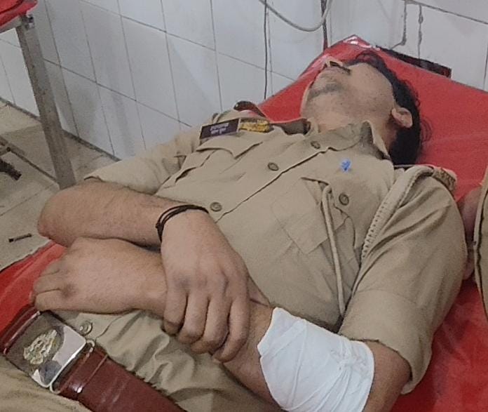 पुलिस मुठभेड़ में घायल अभय प्रताप सिंह, जिला अस्पताल में भर्ती। स्रोत- पुलिस