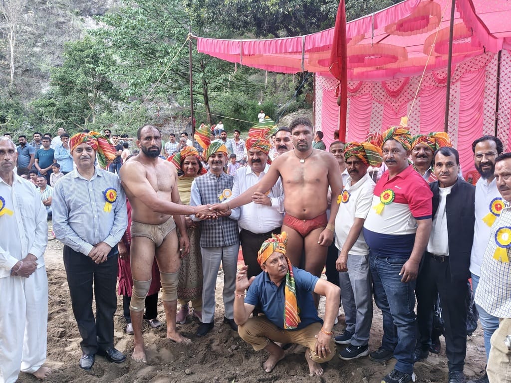 पुराना कांगडा में रलि मेले में विजेता पहलवानों को सम्मानित करते अजय वर्मा। स्रोत: आयोजक पुराना कांगडा में रलि मेले में विजेता पहलवानों को सम्मानित करते अजय वर्मा। स्रोत: आयोजक