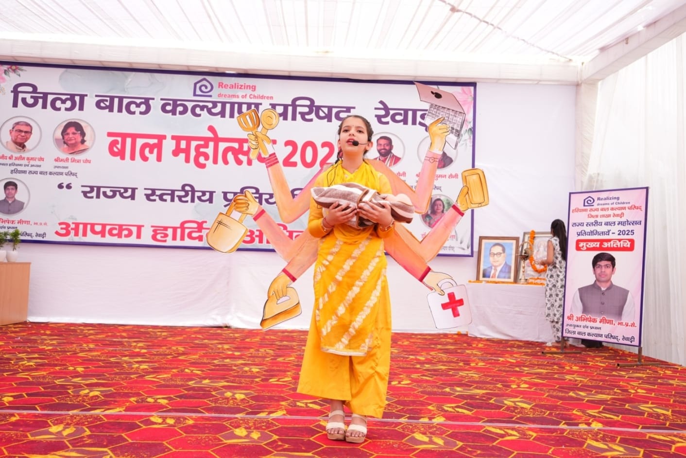 प्रतियोगिता में सजावट करते प्रतिभागी। स्रोत : परिषद