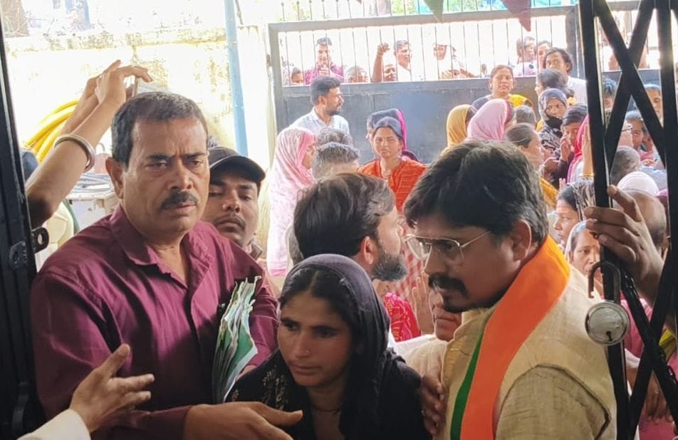 प्रदर्शन करते ग्रामीण। प्रदर्शन करते ग्रामीण।