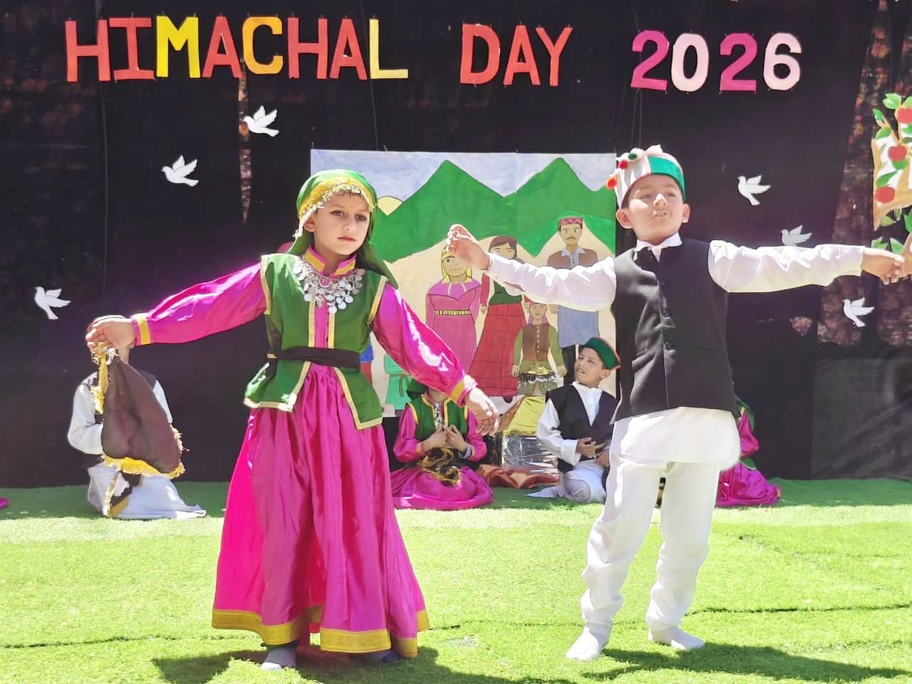 सनबीम इंटरनेशनल स्कूल जुब्बल में आयोजित हिमाचल दिवस पर कार्यक्रम पेश करते विद्यार्थी। स्रोत : स सनबीम इंटरनेशनल स्कूल जुब्बल में आयोजित हिमाचल दिवस पर कार्यक्रम पेश करते विद्यार्थी। स्रोत : स