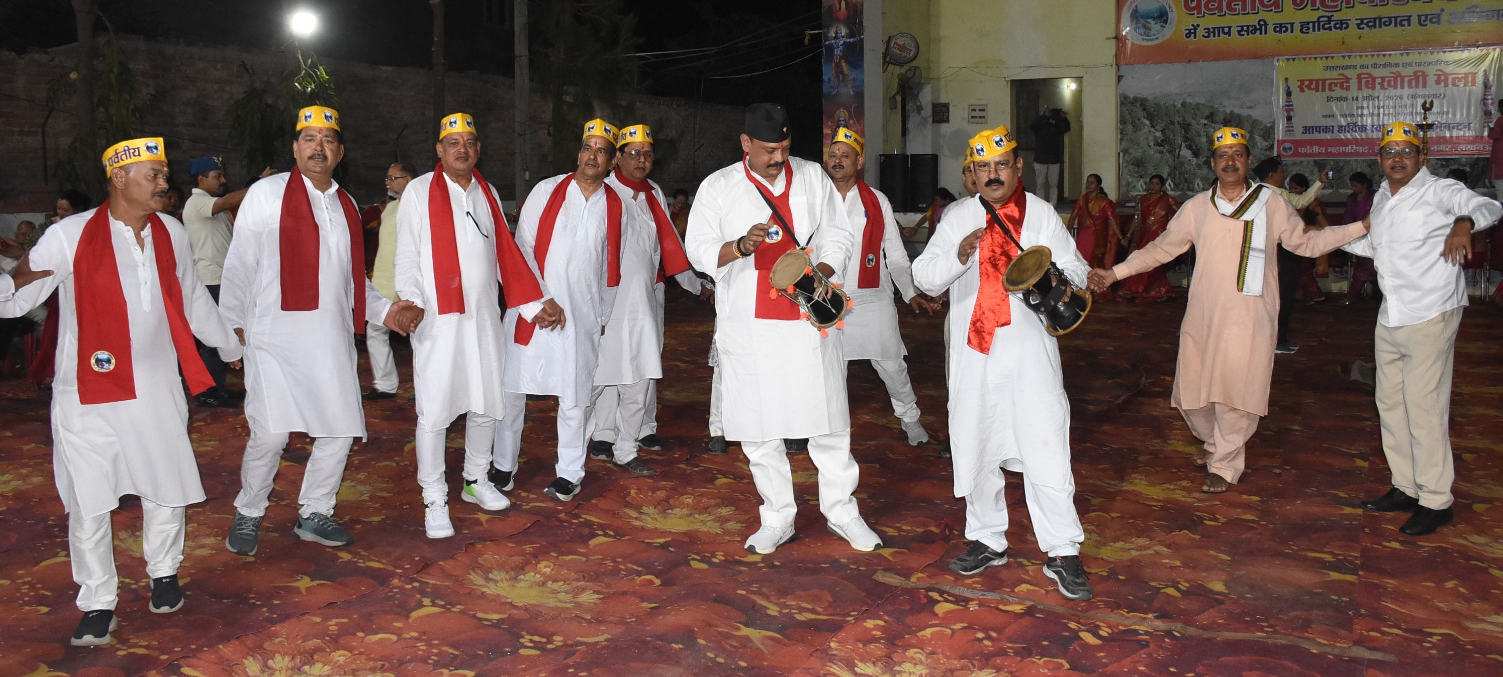 स्याल्दे बिखौती मेला में बिखरे पर्वतीय संस्कृति के रंग स्याल्दे बिखौती मेला में बिखरे पर्वतीय संस्कृति के रंग
