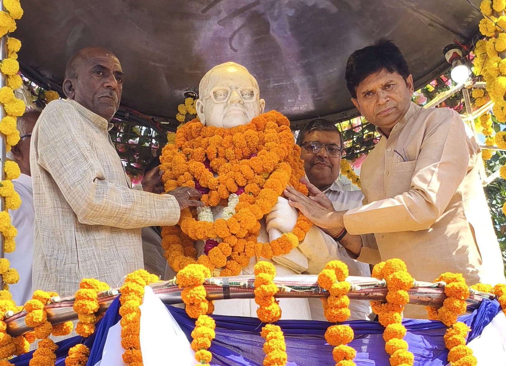 शामली में अजंत्ता चौक पर   डॉ भीम राव आंबेडकर जयंती पर शोभायात्रा का शुभारंभ करते चेयर मैन अरवि