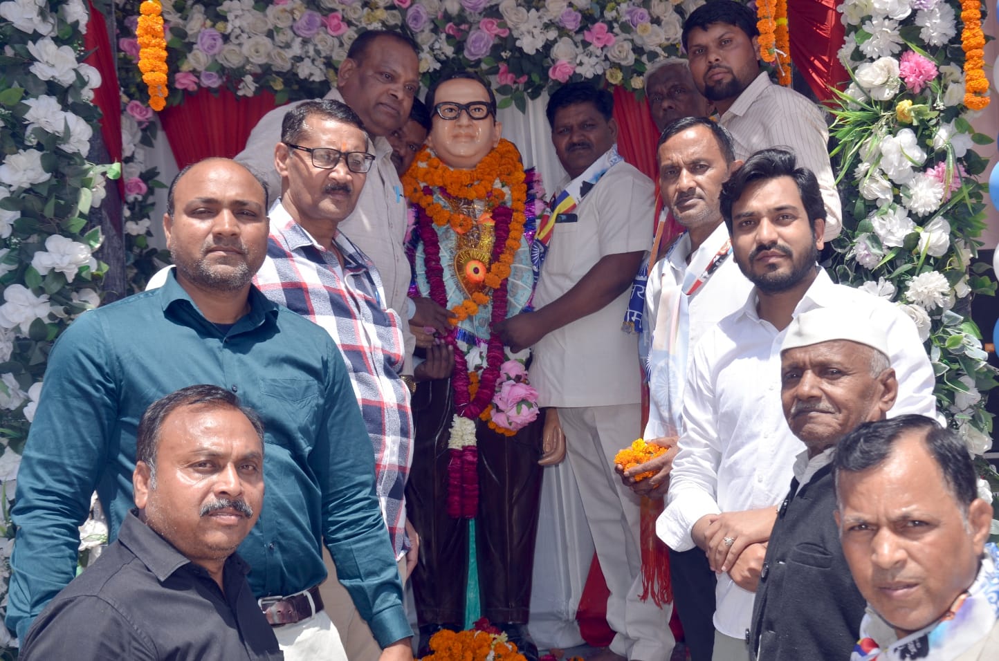 शामली में अजंत्ता चौक पर   डॉ भीम राव आंबेडकर जयंती पर शोभायात्रा का शुभारंभ करते चेयर मैन अरवि
