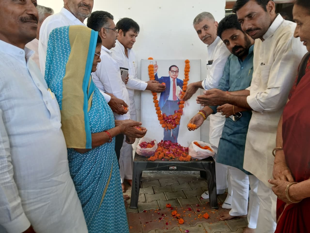 शामली में अजंत्ता चौक पर   डॉ भीम राव आंबेडकर जयंती पर शोभायात्रा का शुभारंभ करते चेयर मैन अरवि