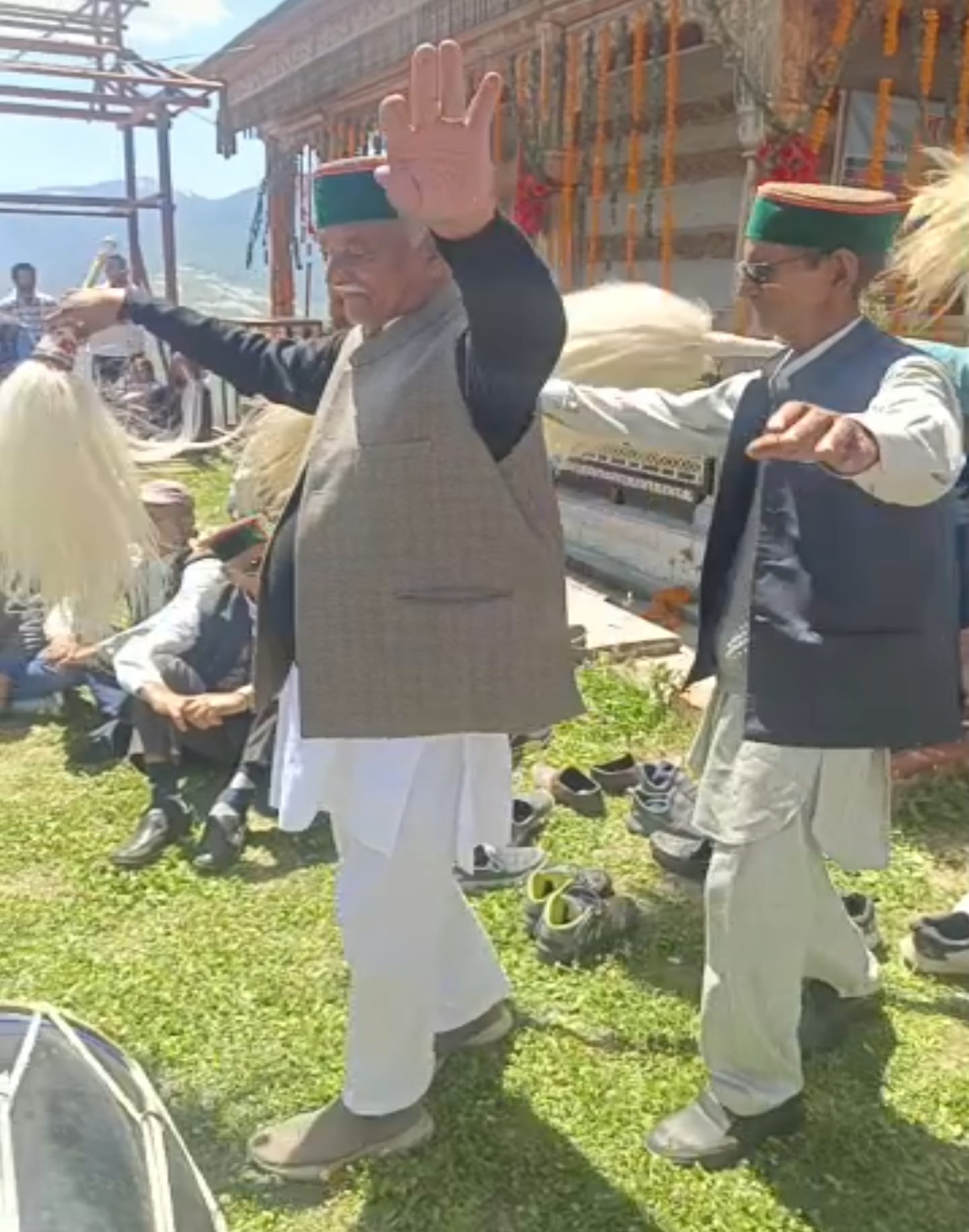 शुराचली क्षेत्र के पुजारली गांव में देवता बनाड के मंदिर प्रांगण में बिशु पर्व पर नाटी डालते लोग शुराचली क्षेत्र के पुजारली गांव में देवता बनाड के मंदिर प्रांगण में बिशु पर्व पर नाटी डालते लोग
