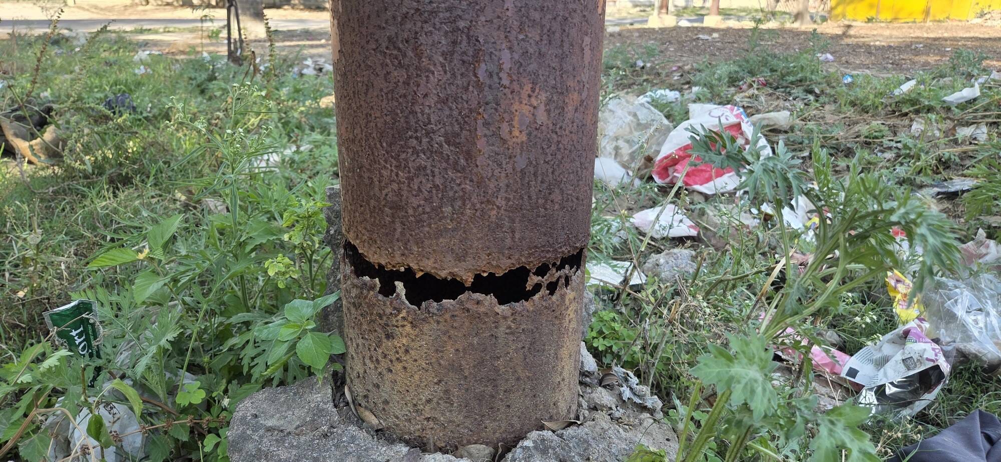 दुबग्गा की आम्रपाली योजना में लगे जर्जर पोल। दुबग्गा की आम्रपाली योजना में लगे जर्जर पोल।