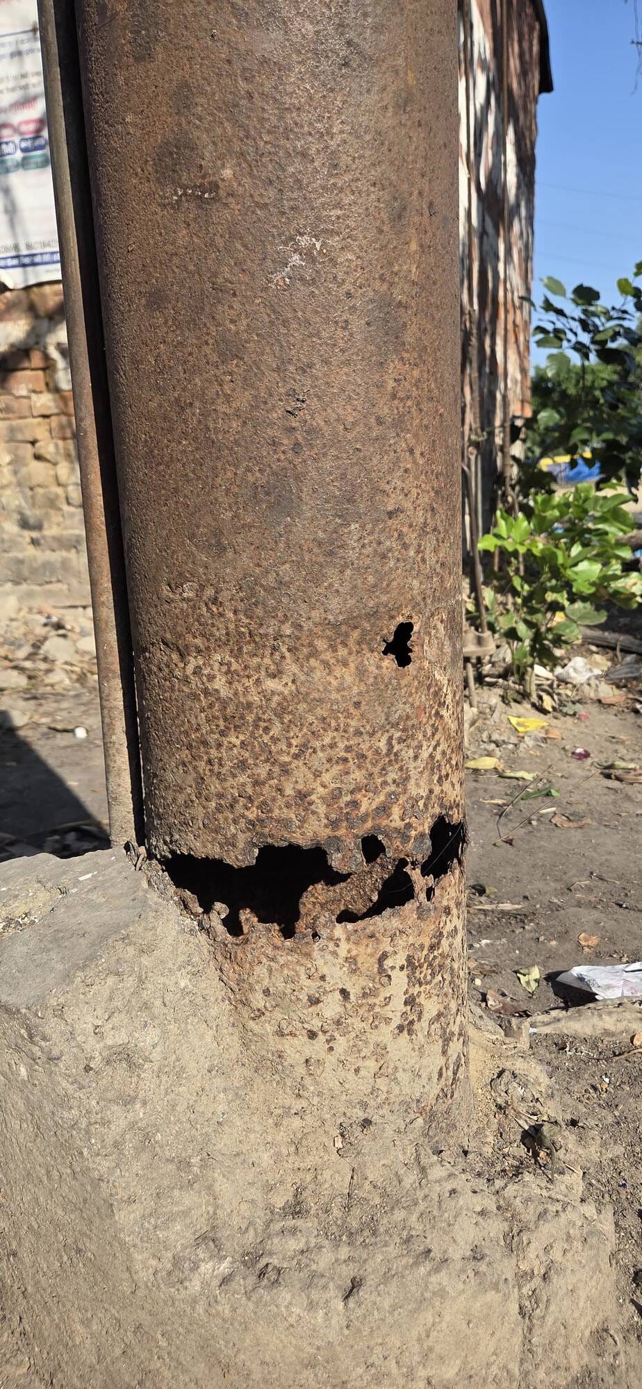 दुबग्गा की आम्रपाली योजना में लगे जर्जर पोल। दुबग्गा की आम्रपाली योजना में लगे जर्जर पोल।
