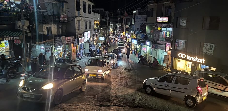 धर्मशाला -मैक्लोडगंज रोड़ पर काली माता मंदिर के पास सड़क के दोनों ओर पार्क किए वाहन। अमर उजाला धर्मशाला -मैक्लोडगंज रोड़ पर काली माता मंदिर के पास सड़क के दोनों ओर पार्क किए वाहन। अमर उजाला