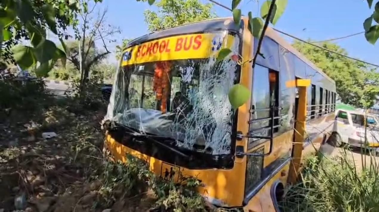 33-रोहतक स्थित वीटी प्लॉट चौक के पास स्कूल बस व नगर निगम की कचरा उठाने वाली गाड़ी के बीच हुई ट 33-रोहतक स्थित वीटी प्लॉट चौक के पास स्कूल बस व नगर निगम की कचरा उठाने वाली गाड़ी के बीच हुई ट