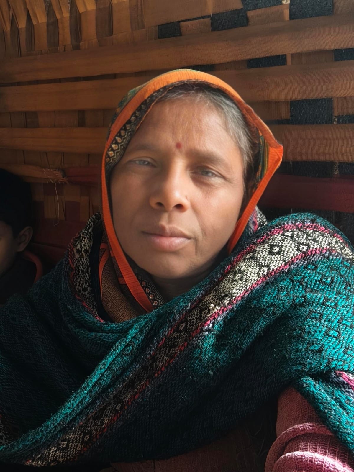 - बिजली का तार टूटने से निकली चिंगारी से जलकर खाक होती झोपड़ी। संवाद - बिजली का तार टूटने से निकली चिंगारी से जलकर खाक होती झोपड़ी। संवाद