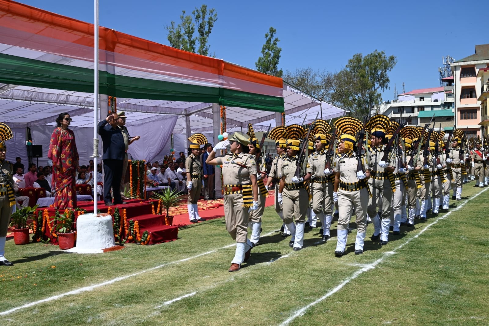 बाल स्कूल हमीरपुर  के मैदान में हिमाचल दिवस पर आयोजित जिला स्तरीय समारोह में  प्रदेश विधानसभा क