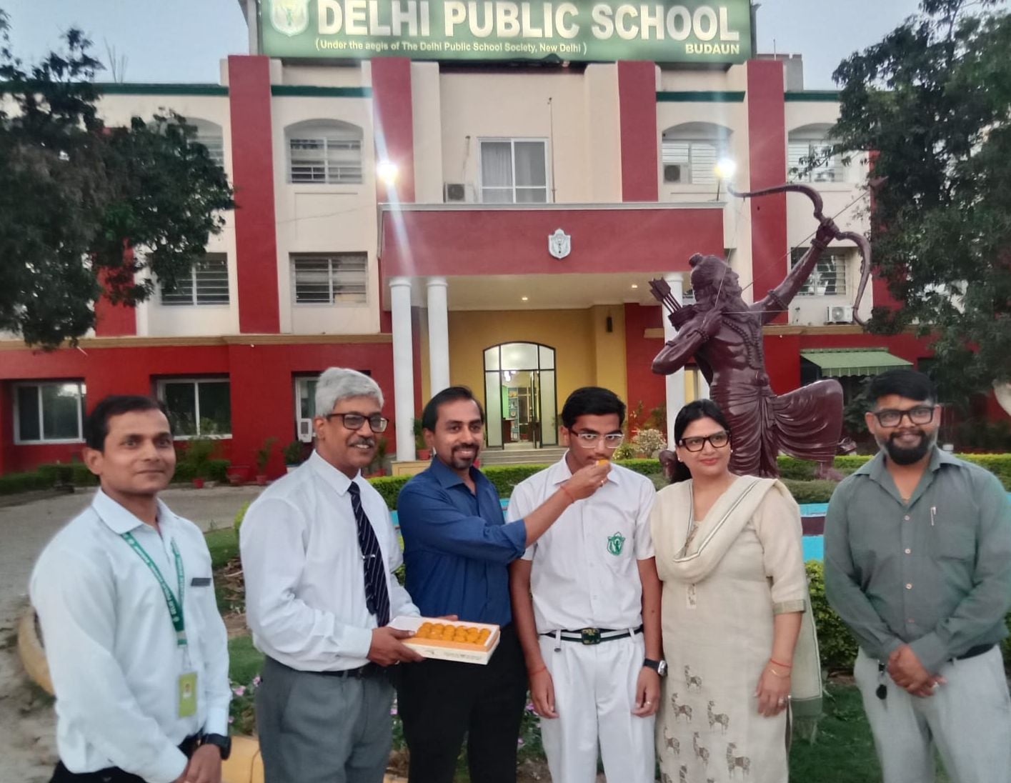 ब्लूमिंगडेल स्कूल के दर्श प्रकाश गुप्ता ने जिले में दूसरा स्थान हासिल किया। उनके माता पिता मिठा ब्लूमिंगडेल स्कूल के दर्श प्रकाश गुप्ता ने जिले में दूसरा स्थान हासिल किया। उनके माता पिता मिठा