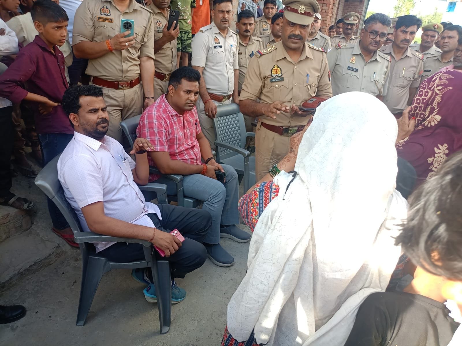 बिना अनुमति स्थापित की गई बाबा साहब की मूर्ति। संवाद बिना अनुमति स्थापित की गई बाबा साहब की मूर्ति। संवाद