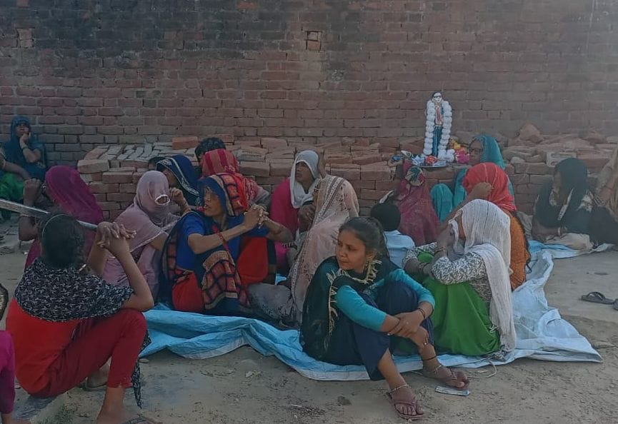 बिना अनुमति स्थापित की गई बाबा साहब की मूर्ति। संवाद बिना अनुमति स्थापित की गई बाबा साहब की मूर्ति। संवाद