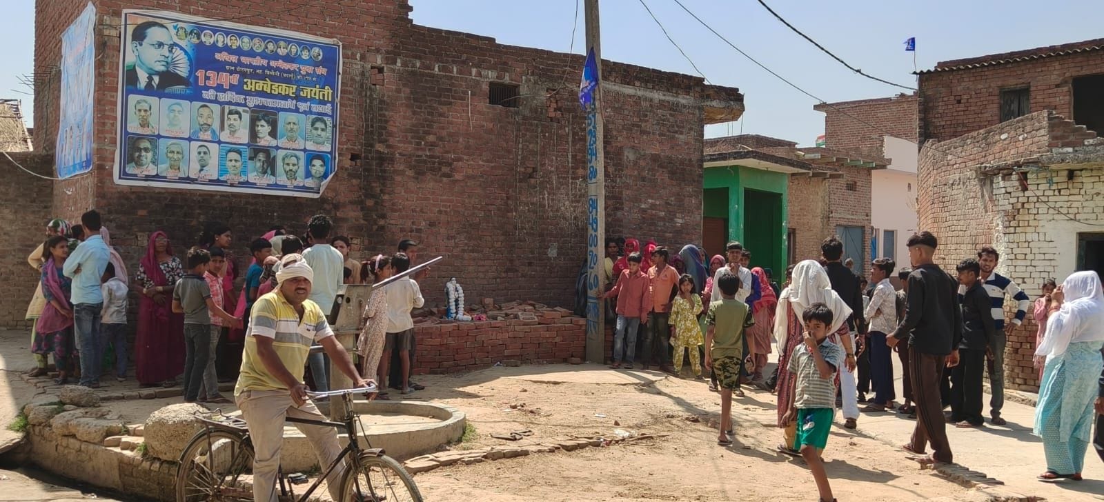 बिना अनुमति स्थापित की गई बाबा साहब की मूर्ति। संवाद बिना अनुमति स्थापित की गई बाबा साहब की मूर्ति। संवाद