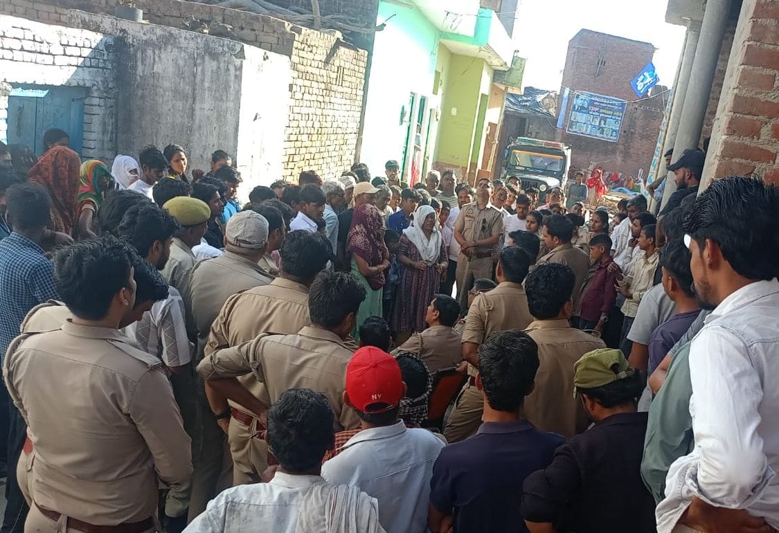 बिना अनुमति स्थापित की गई बाबा साहब की मूर्ति। संवाद बिना अनुमति स्थापित की गई बाबा साहब की मूर्ति। संवाद