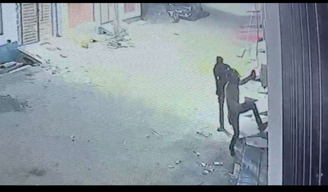 चोरी की घटना की सीसीटीवी फुटेज। चोरी की घटना की सीसीटीवी फुटेज।