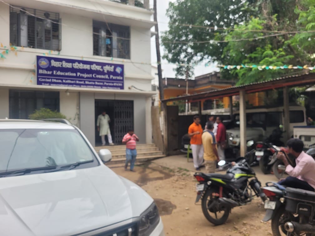 छापेमारी के दौरान जूनियर इंजीनियर को गिरफ्तार करते विशेष निगरानी इकाई