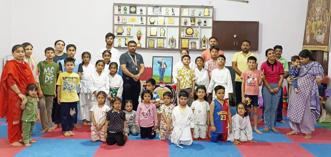 डॉ. भीमराव आंबेडकर जयंती के उपलक्ष्य में मौजूद कोच व अकादमी के खिलाड़ी। स्वयं