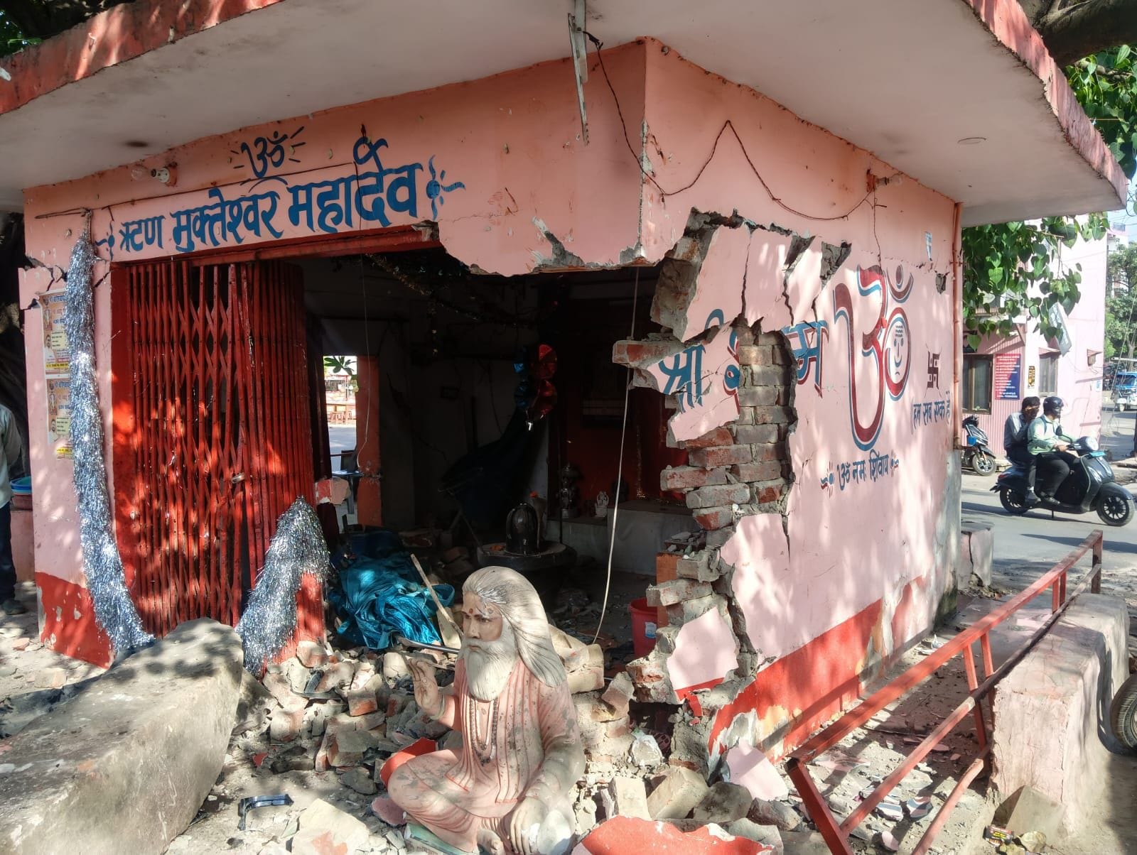 एसयूवी की टक्कर से मंदिर की दीवार गिरी। एसयूवी की टक्कर से मंदिर की दीवार गिरी।