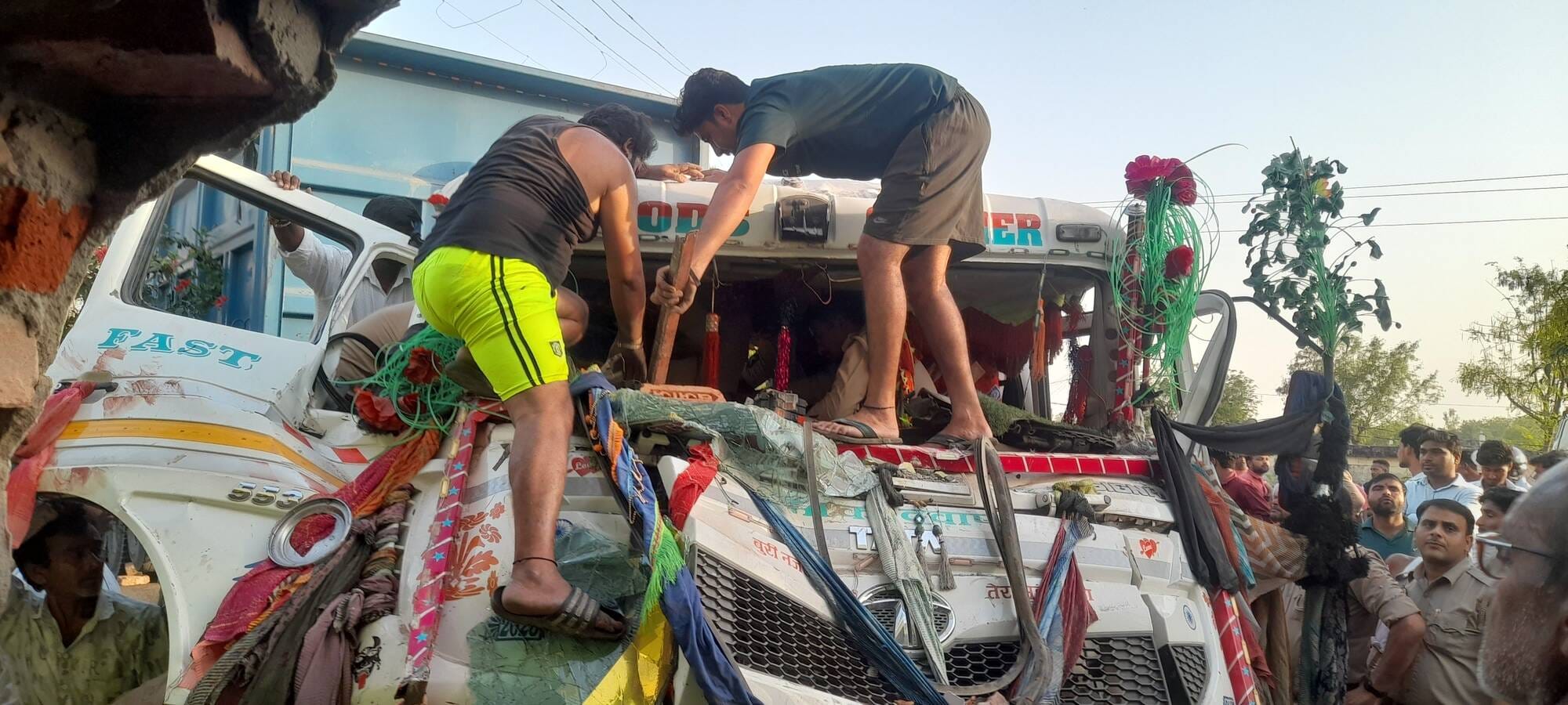 फुलवरिया बाईपास पर घर में घुसा ट्रेलर व चालक को केबिन काटकर निकालते ग्रामीण और पुलिसकर्मी।