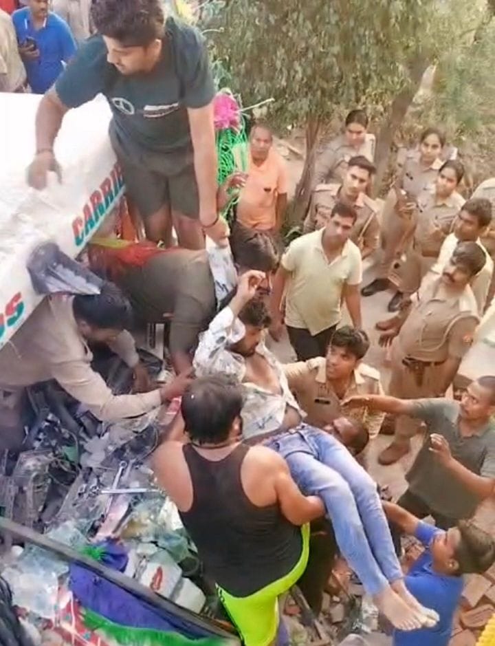 फुलवरिया बाईपास पर घर में घुसा ट्रेलर व चालक को केबिन काटकर निकालते ग्रामीण और पुलिसकर्मी।