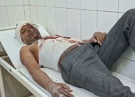 फुलवरिया बाईपास पर घर में घुसा ट्रेलर व चालक को केबिन काटकर निकालते ग्रामीण और पुलिसकर्मी।