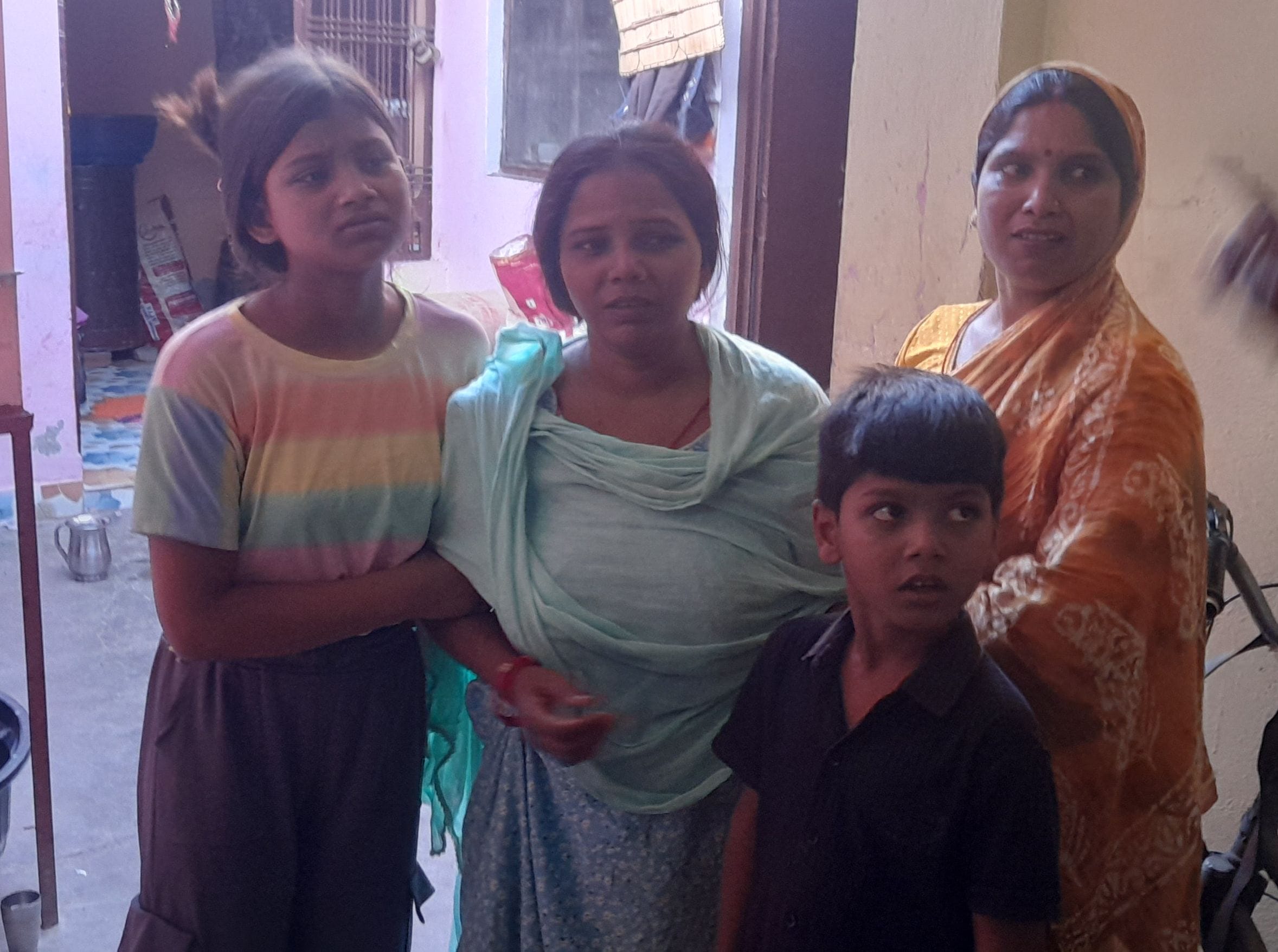 फुलवरिया बाईपास पर घर में घुसा ट्रेलर व चालक को केबिन काटकर निकालते ग्रामीण और पुलिसकर्मी।