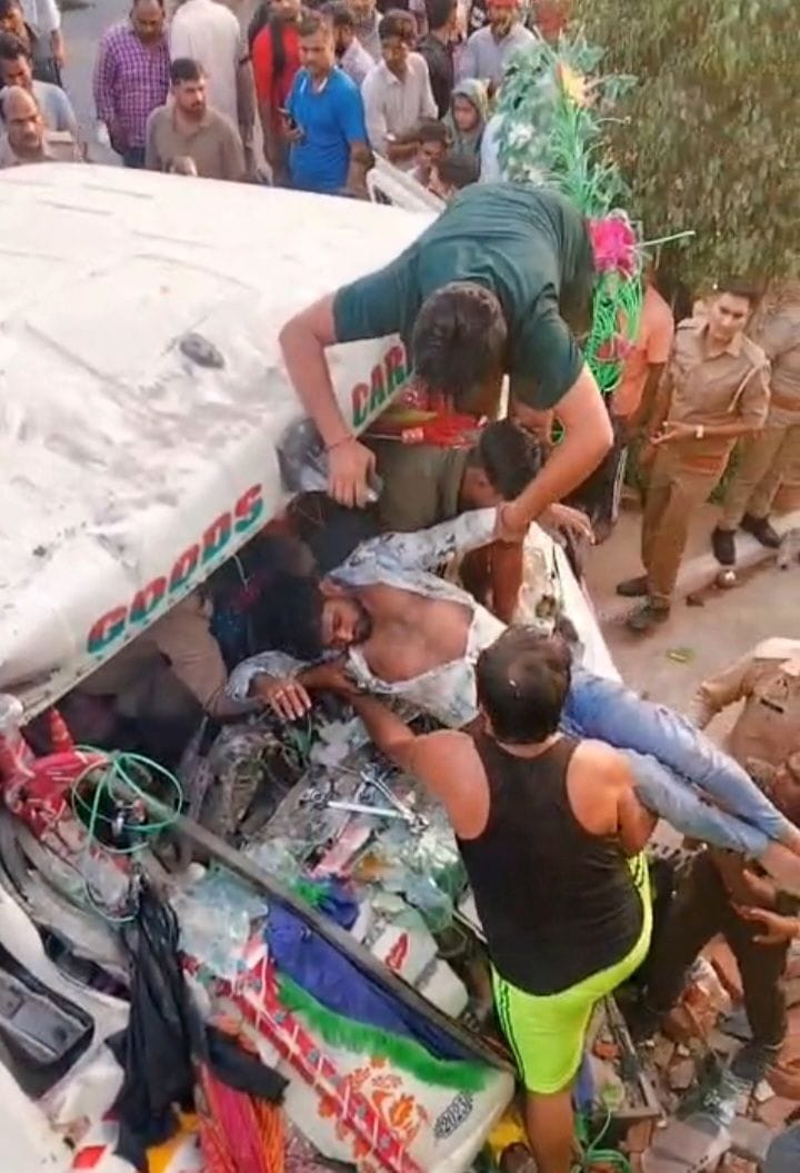 फुलवरिया बाईपास पर घर में घुसा ट्रेलर व चालक को केबिन काटकर निकालते ग्रामीण और पुलिसकर्मी।