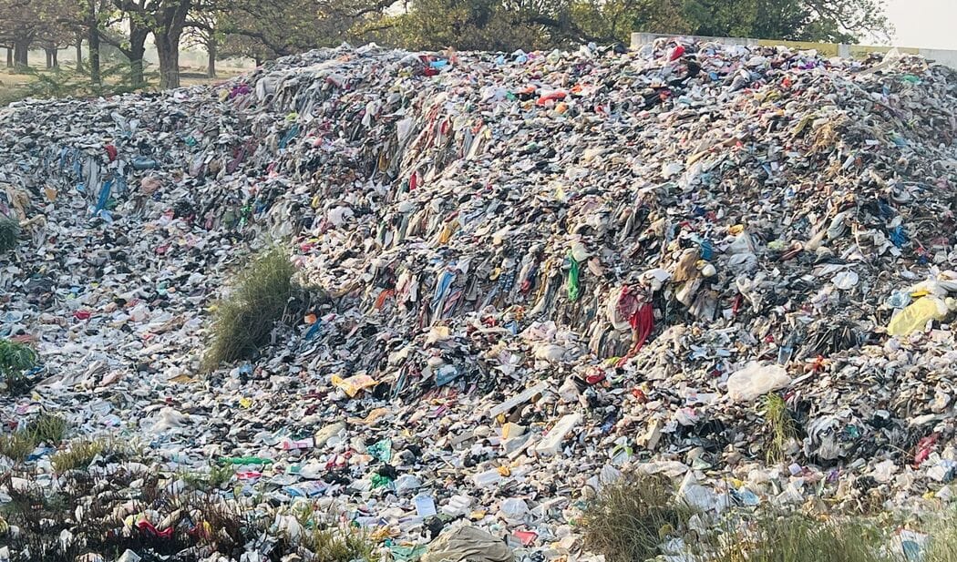 फोटो-12-कूड़े के ढेर में पड़ी पालीथिन। संवाद