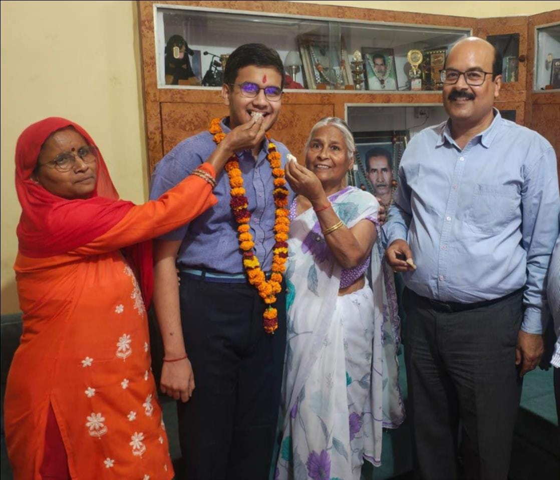 फोटो-30- सीबीएसई बोर्ड की हाईस्कूल परीक्षा में जिले में पहला स्थान प्राप्त करने वाले छात्र प्रख