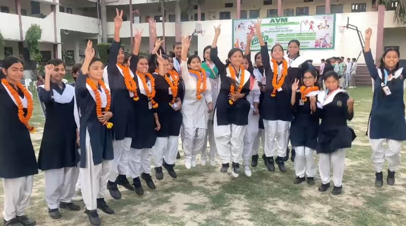 फोटो-30- सीबीएसई बोर्ड की हाईस्कूल परीक्षा में जिले में पहला स्थान प्राप्त करने वाले छात्र प्रख