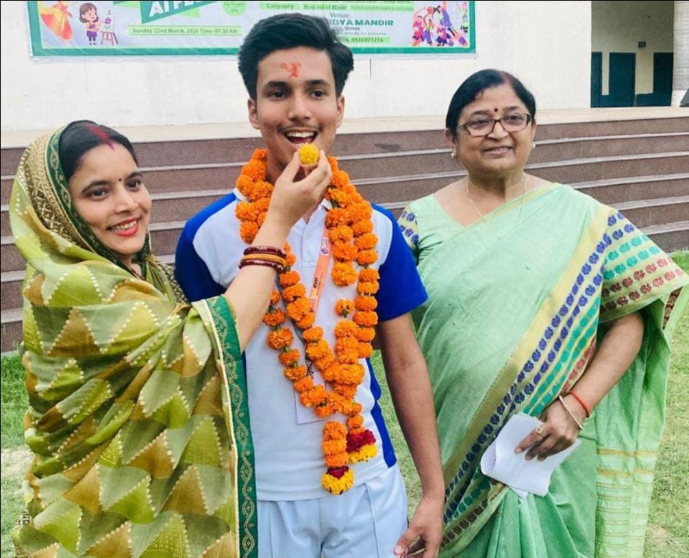 फोटो-30- सीबीएसई बोर्ड की हाईस्कूल परीक्षा में जिले में पहला स्थान प्राप्त करने वाले छात्र प्रख