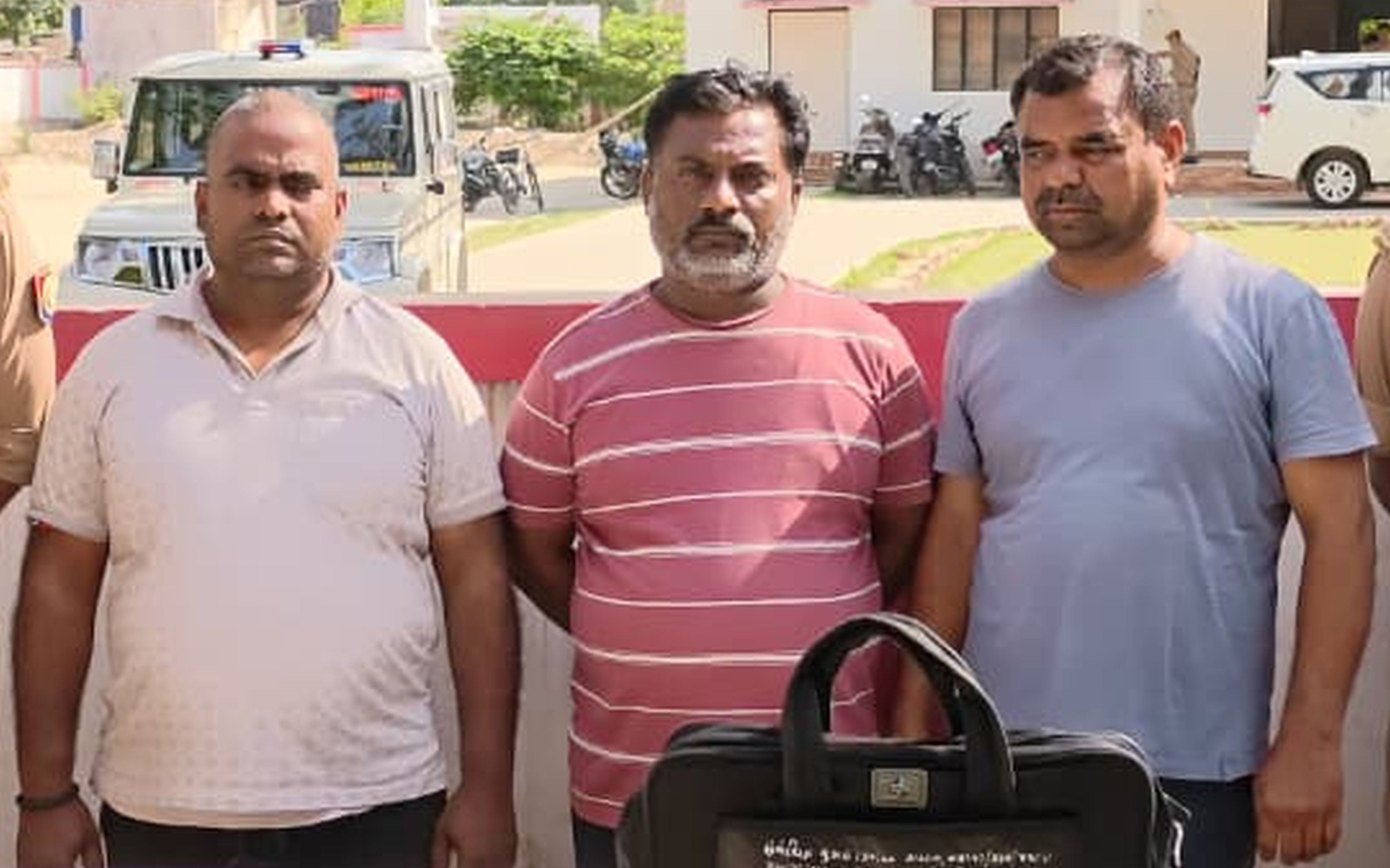 फोटो-38-पुलिस की गिरफ्त में पकड़े शातिर। स्रोत पुलिस