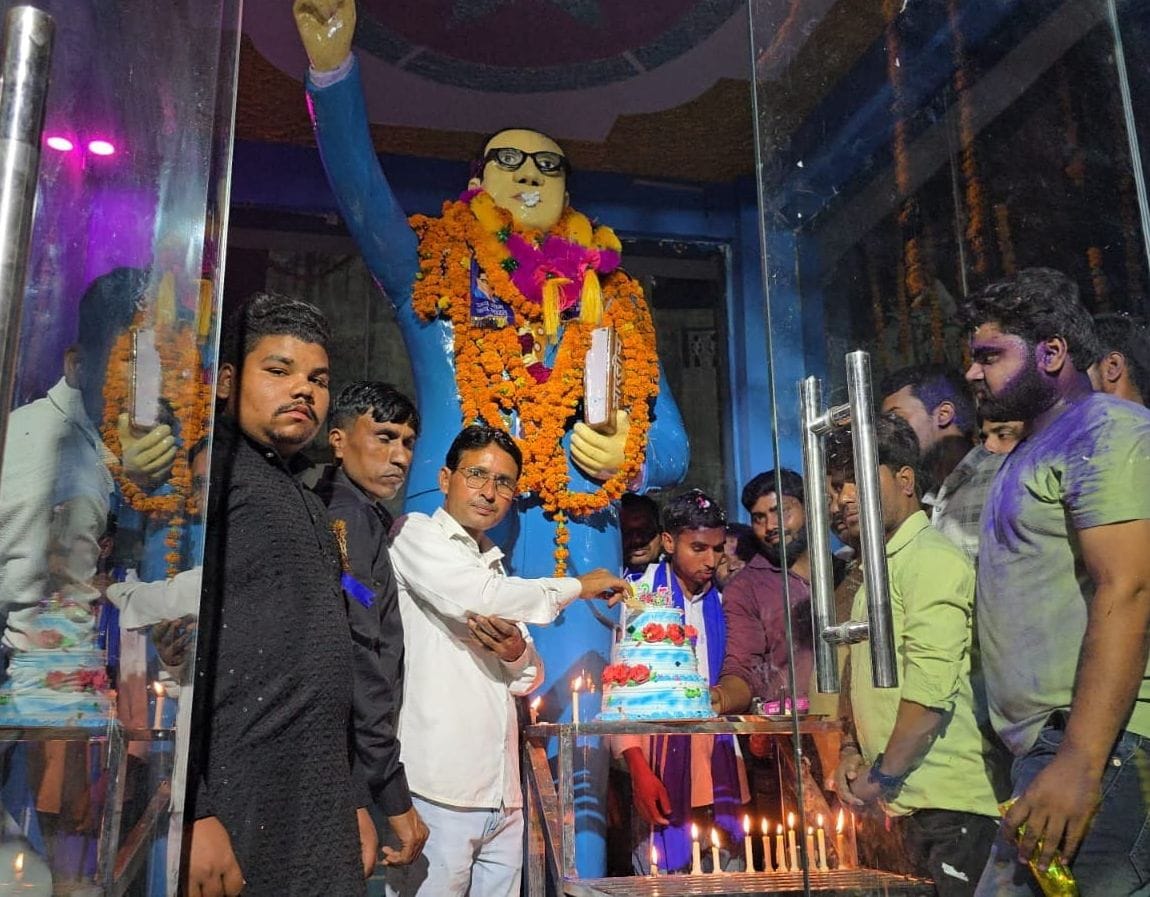 फोटो 41 - गंजडुंडवारा में बाबा साहब की शोभा यात्रा में शामिल अनुयायी। स्रोत : संवाद फोटो 41 - गंजडुंडवारा में बाबा साहब की शोभा यात्रा में शामिल अनुयायी। स्रोत : संवाद