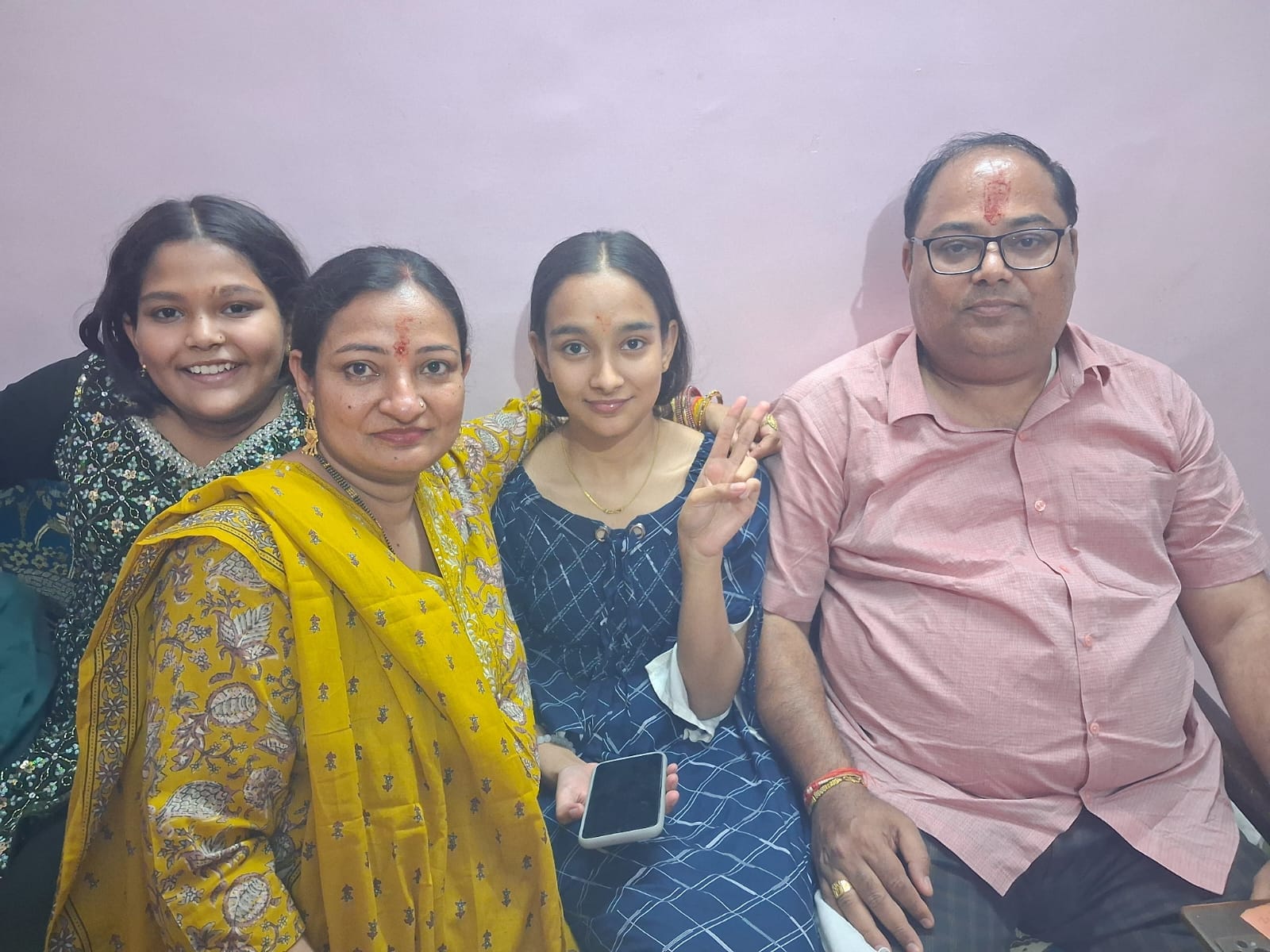 फोटो-42- बच्चों का फूलमालाओं से सम्मानित करते शिक्षक। स्रोत:शिक्षक