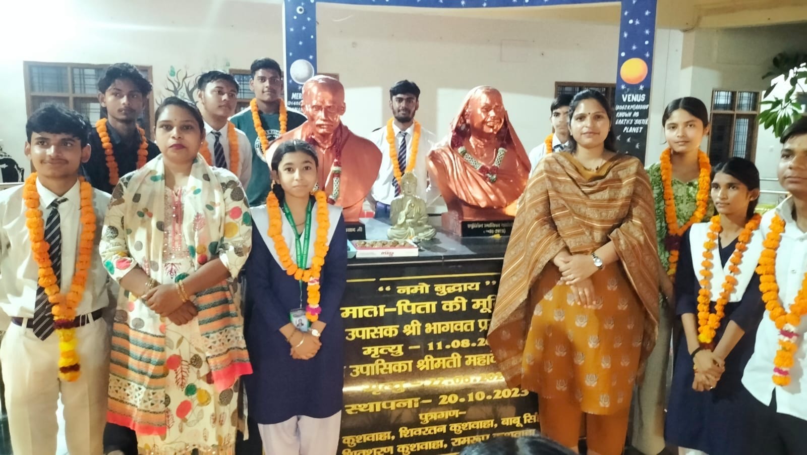 हाईस्कूल का रिजल्ट घोषित होने पर खुशी मनातीं विद्यावती निगम मेमोरियल पब्लिक स्कूल की मेधावी छात