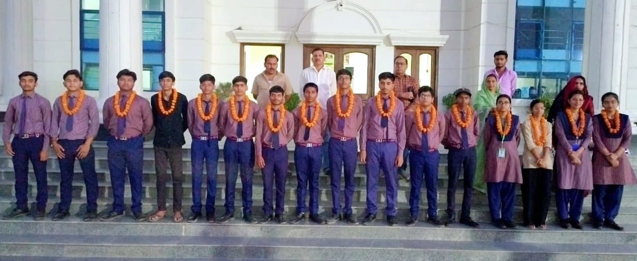हाईस्कूल का रिजल्ट घोषित होने पर खुशी मनातीं विद्यावती निगम मेमोरियल पब्लिक स्कूल की मेधावी छात