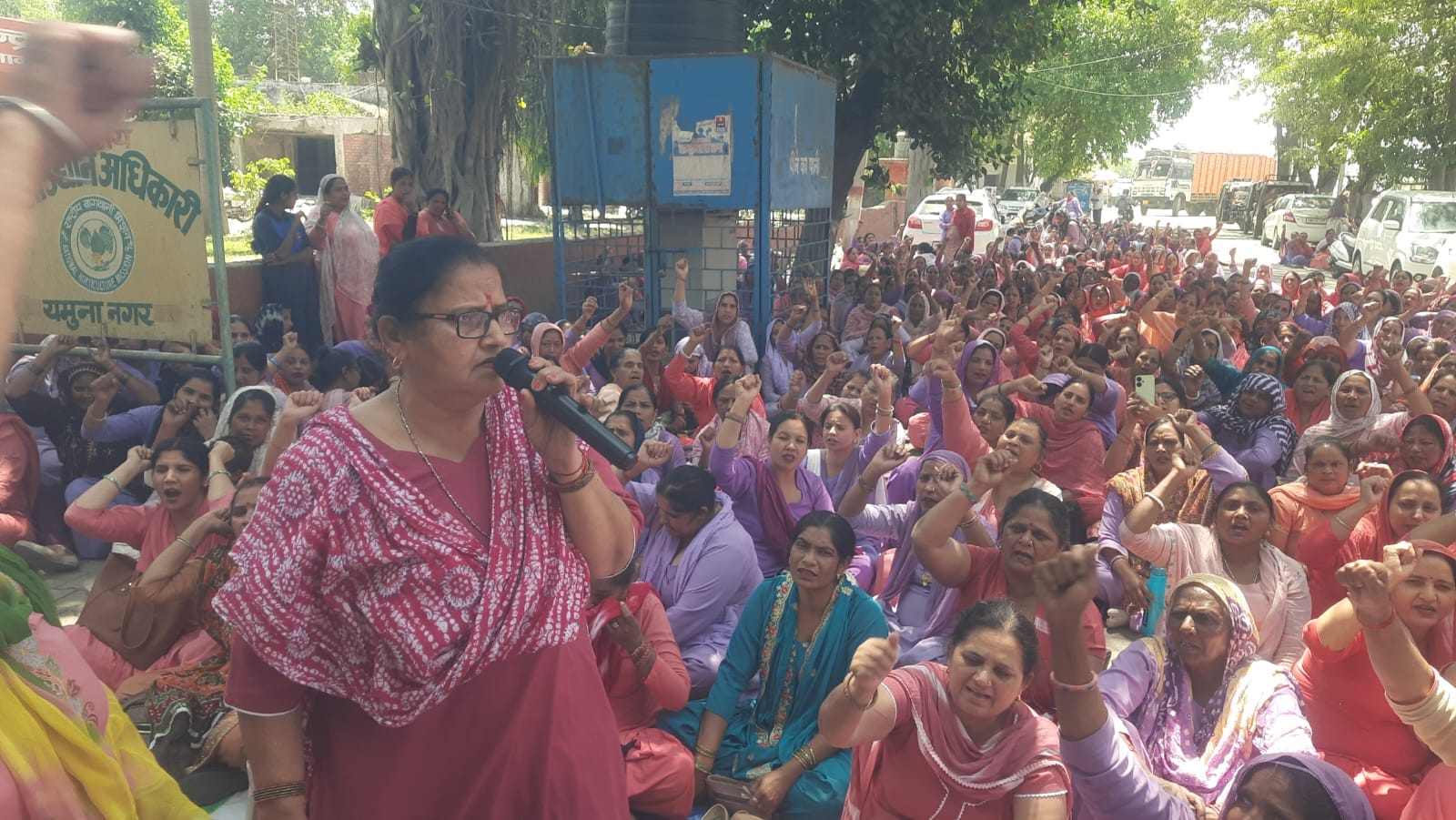 जगाधरी अनाज मंडी में सांकेतिक धरने के दौरान नारेबाजी करती आंगनबाड़ी वर्कर। संवाद