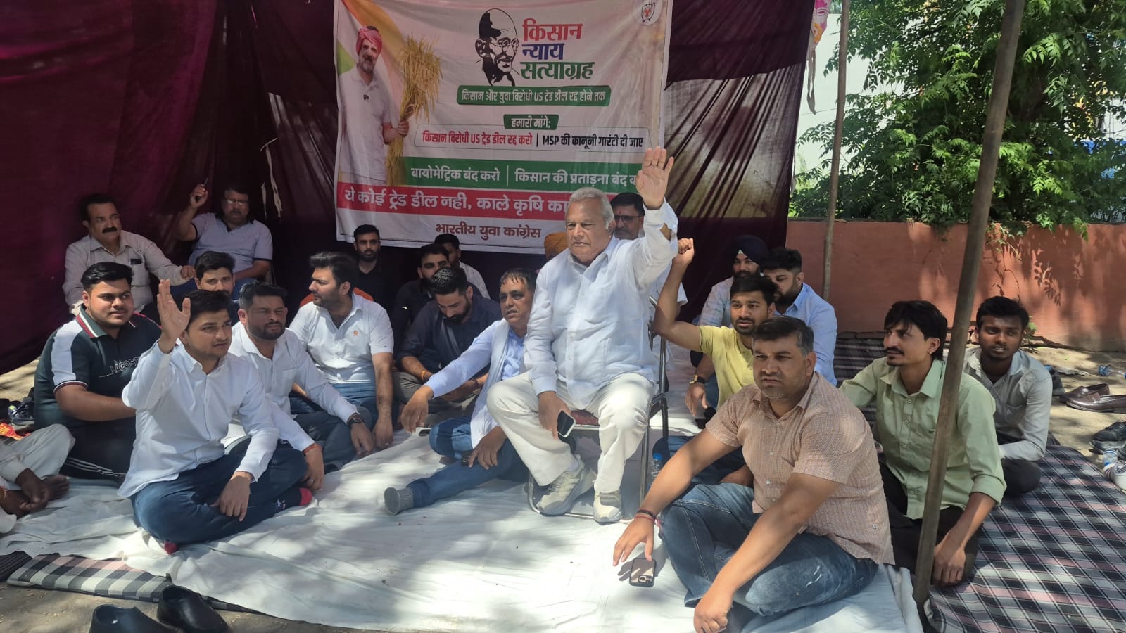 जगाधरी की अनाज मंडी में नारेबाजी करते कांग्रेस नेता व कार्यकर्ता। संवाद